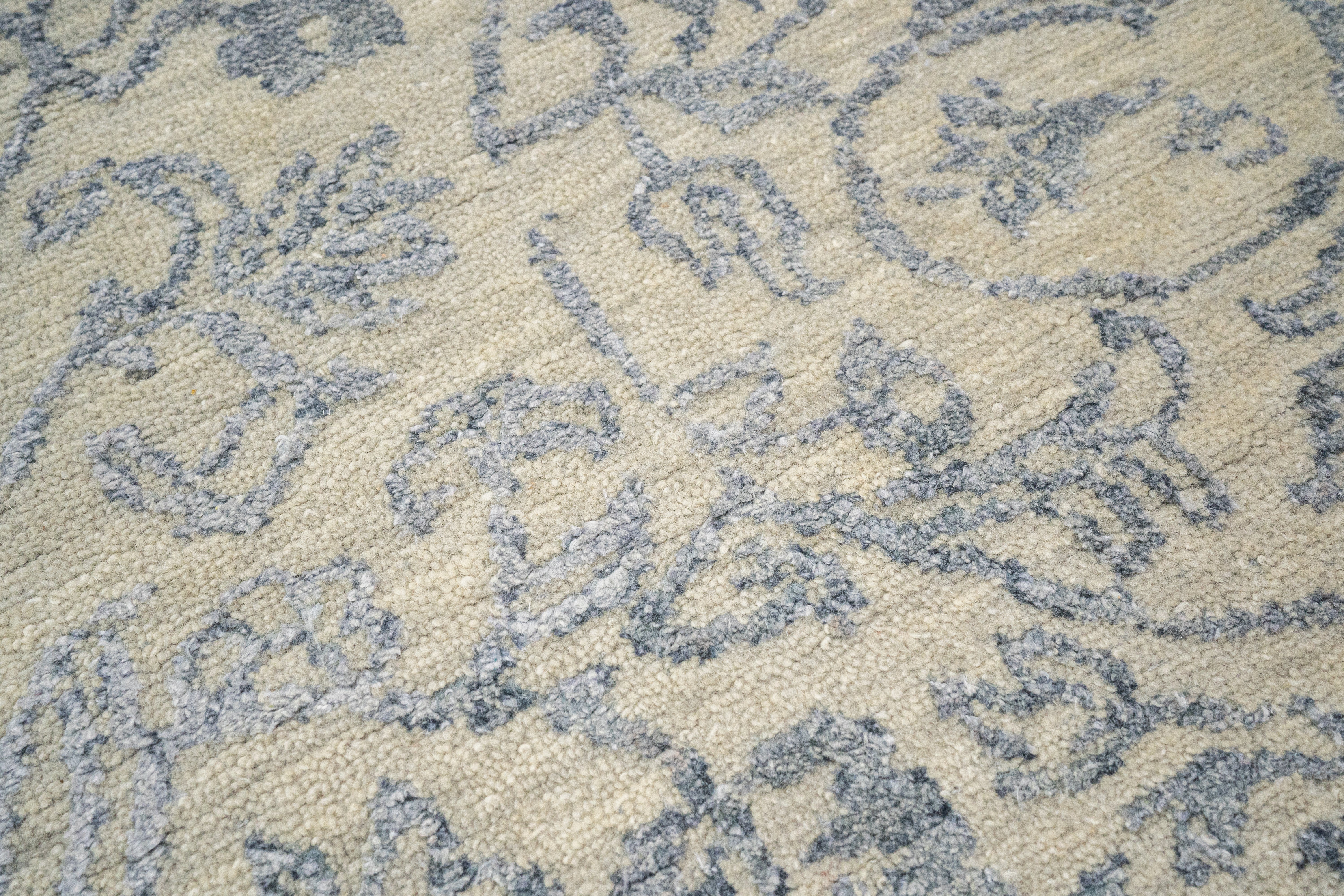 Handknotted Carpet, DIA - 15-01 JK ROUND, Pastel Gray & Silver Foil